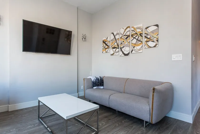 ❤️ Modern 2BR Apt Right next to Wrigley Field & Transit  - Image 1