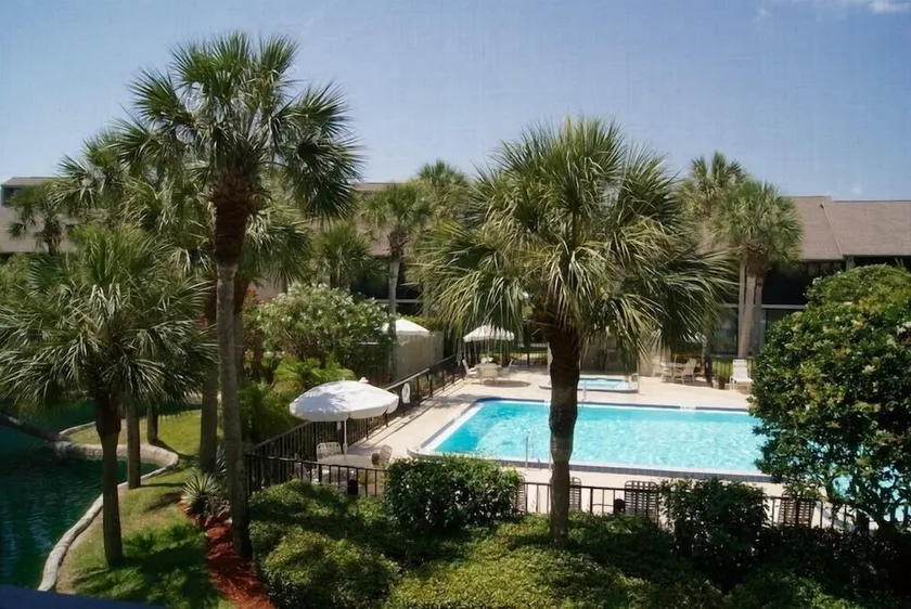 Confortable condo classé Silver surplombant la piscine et le bain à remous. - Image 1