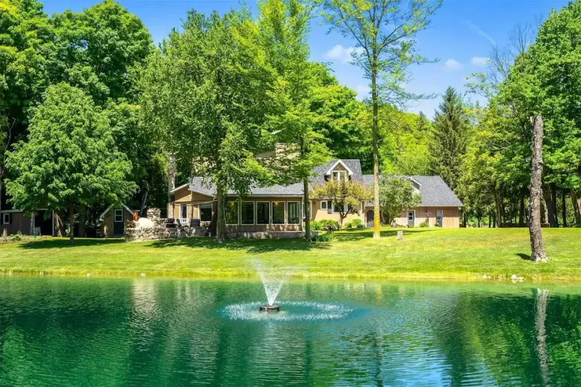 4 bedroom with sauna in Mulmur - Image 1