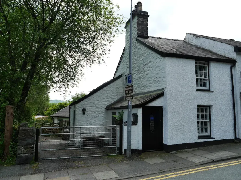 GLAN Y DDOL, pet friendly, character holiday cottage in Trefriw - Image 1