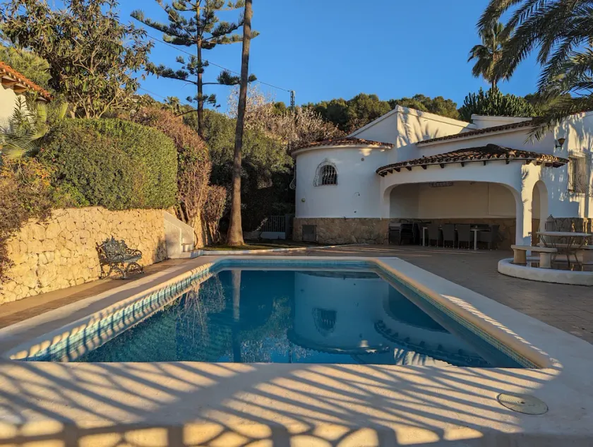 Traditionelle Villa mit privatem Pool, hübschen Gärten und Blick auf die Hügel - Image 1