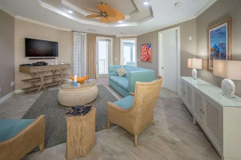 Luxury Villa, Private Lounge Access, Pool and Gym - Image 1