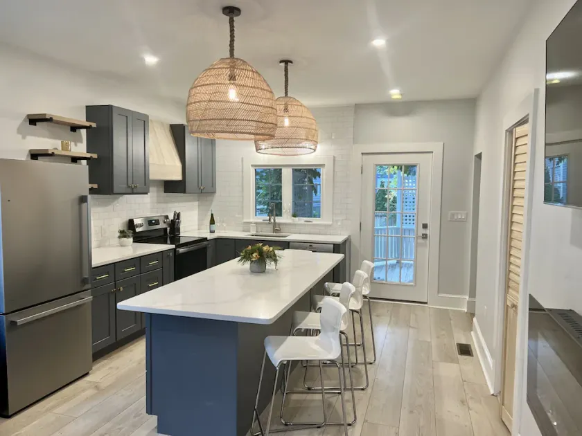 Coastal Home in Prime location! Sleeps 14! - Image 1