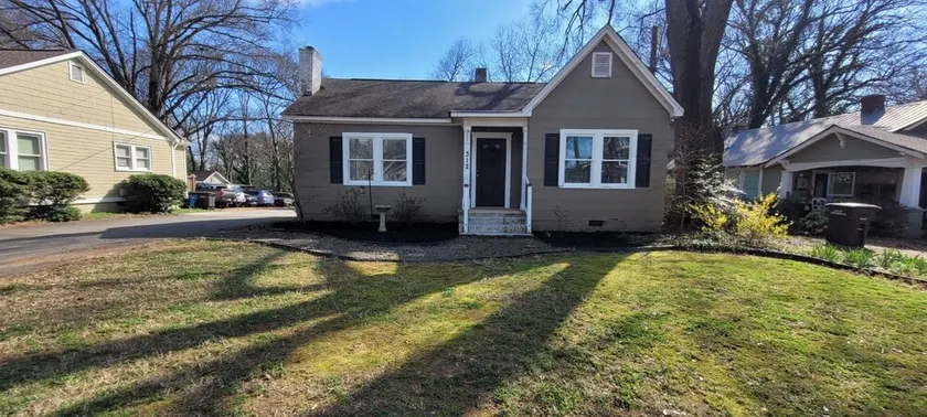 Hudson's Birdhouse-Quaint Bungalow in Historic \"Old Town\" downtown Cartersville - Image 1