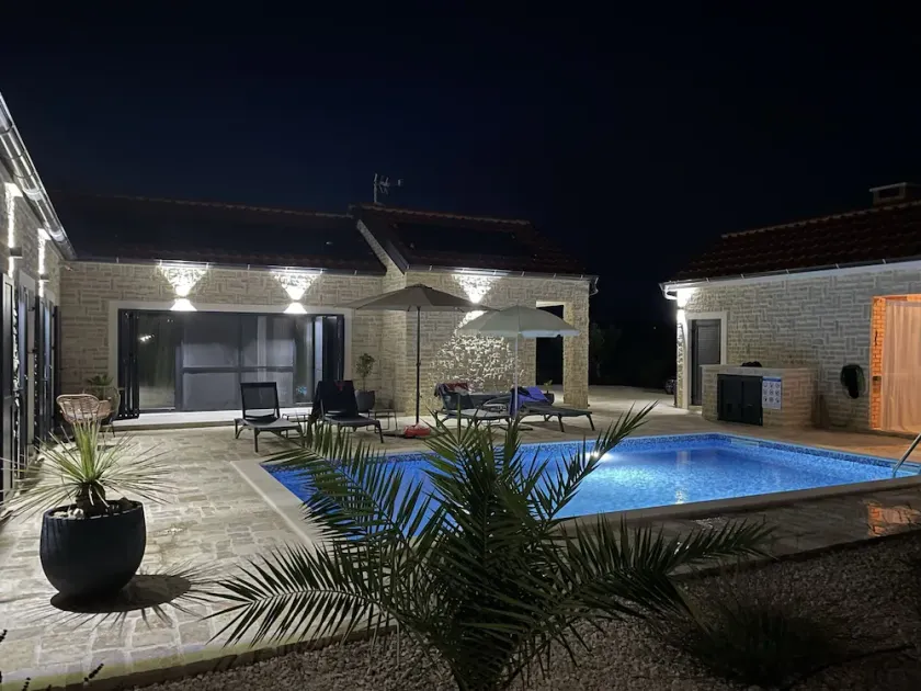 Charming villa with 3 bedrooms, outdoor gym, sauna, heated pool, bicycles.... - Image 1