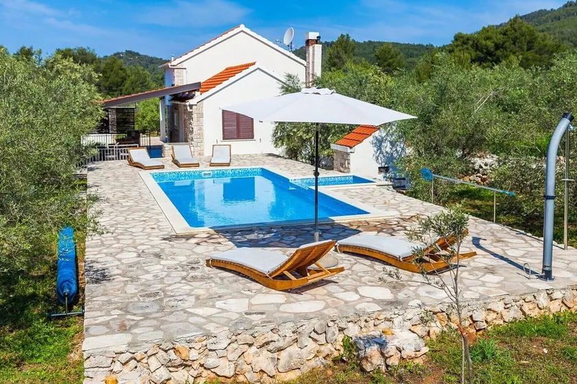 ctko216- Huset med pool består af 3 soveværelser og 1 badeværelse og kan rumme op til 6 personer - Image 1