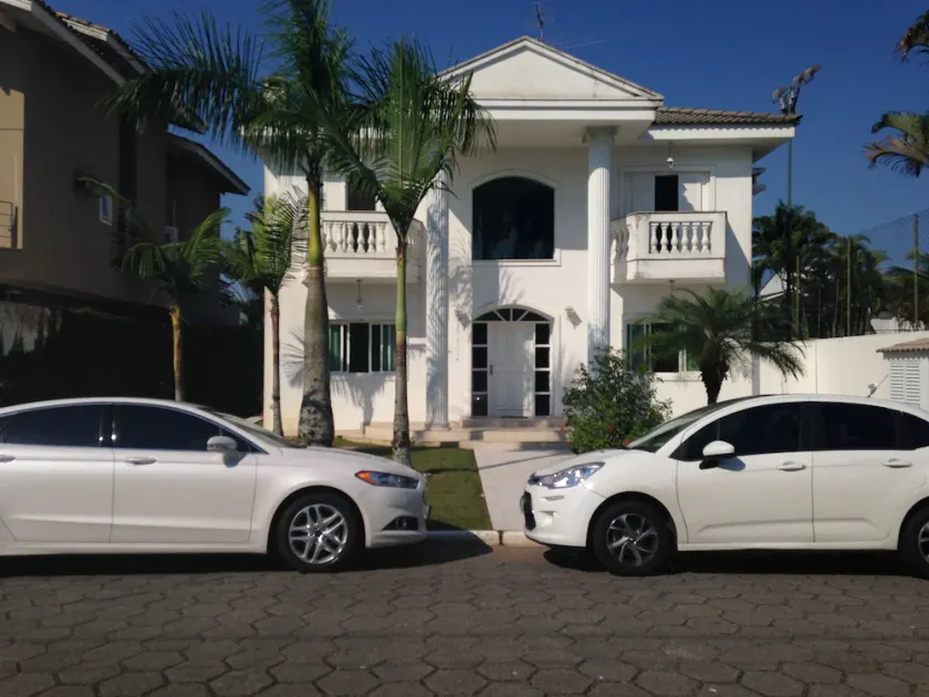 Spacious and modern house in the paradisiacal Jardim Acapulco condominium. - Image 1