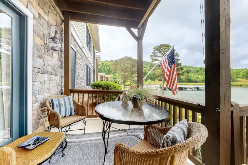 Inviting lakefront home with dock, deck, WiFi  & central A/C - Image 1