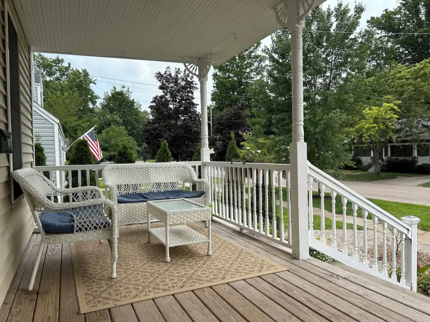 Five Bedroom Cottage Near Lake Michigan - Image 1