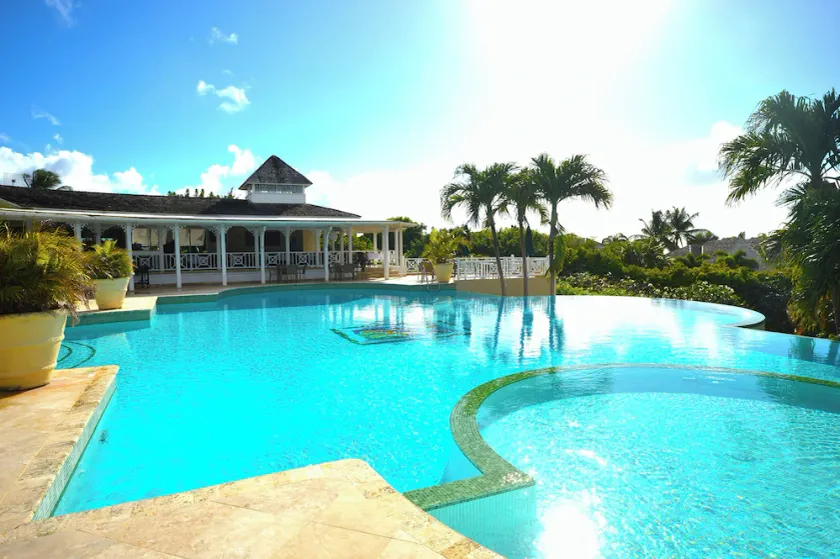 The Garden Loft with pool and club house access - Image 1