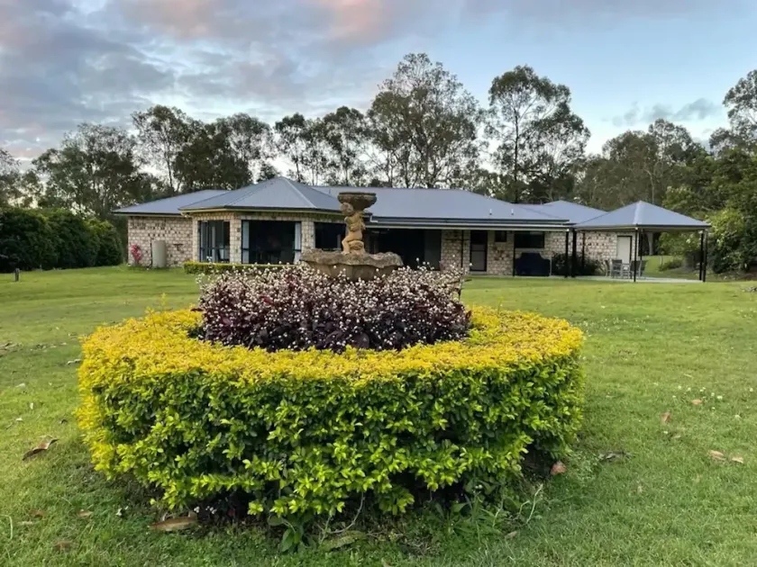 Cheerful 4-bedroom Acreage Holiday Home - Image 1