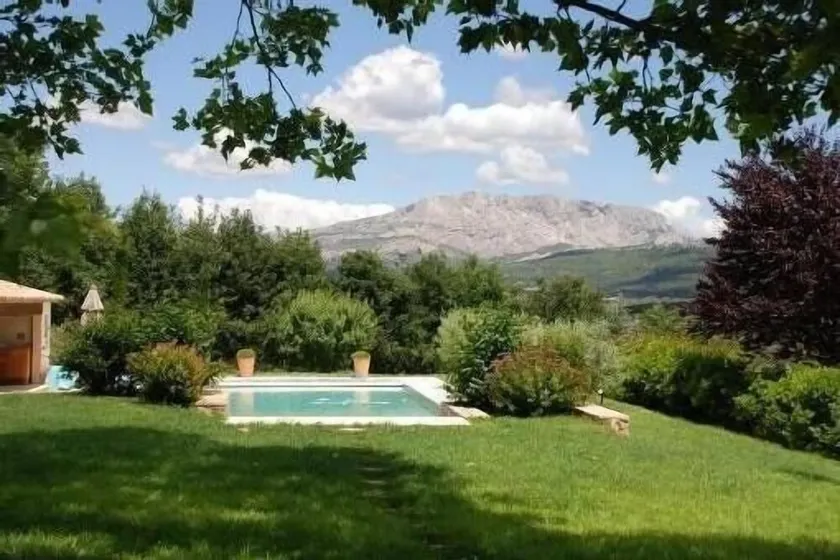 Prop calme avec vue imprenable sur Sainte Victoire située à Meyreuil - Image 1