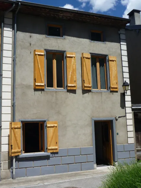 Hus i hjertet af landsbyen, tæt på bekvemmeligheder og startture - Image 1