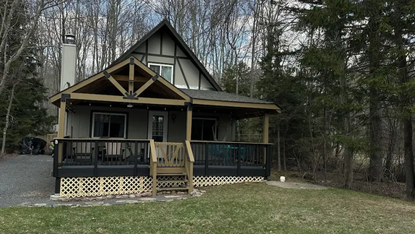 Waterview, air conditioning, adjacent to the beach, covered front and rear decks - Image 1