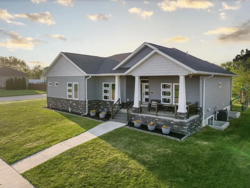Modern comfort, small town charm. Room for  all to visit, rest retreat or create - Image 1