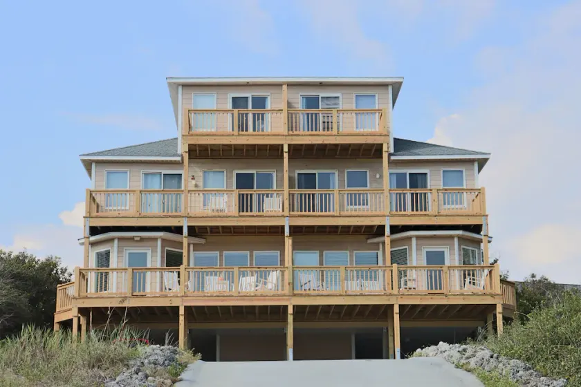 Spacieux demi-duplex de la 2e rangée de l'île d'Émeraude! - Image 1