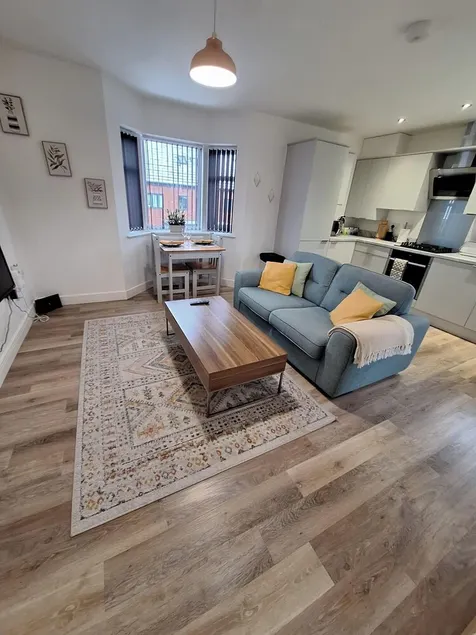 1 Bed Apartment Sleeps 2 - Parking & Wifi - Image 1