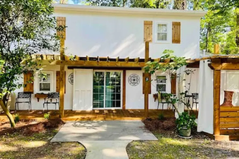Beautiful farmhouse in Fernandina Beach - Image 1