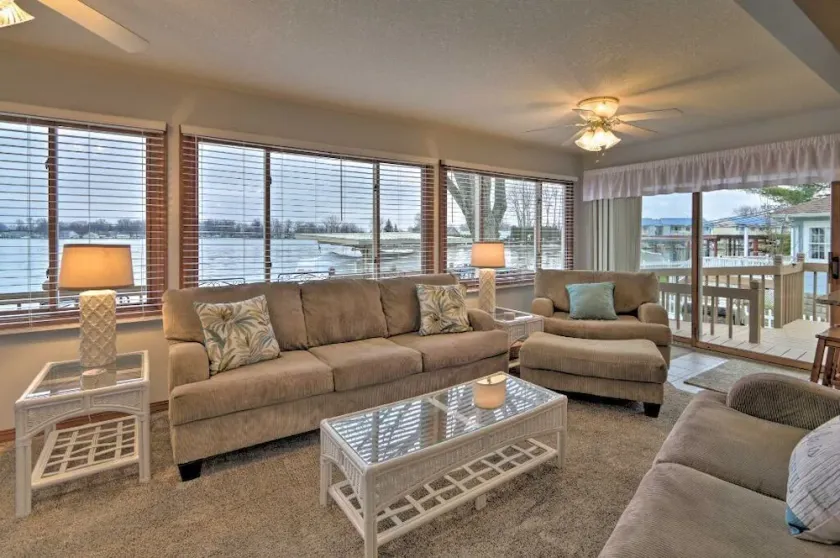 Popular Lakefront Home With Beautiful Views. - Image 1