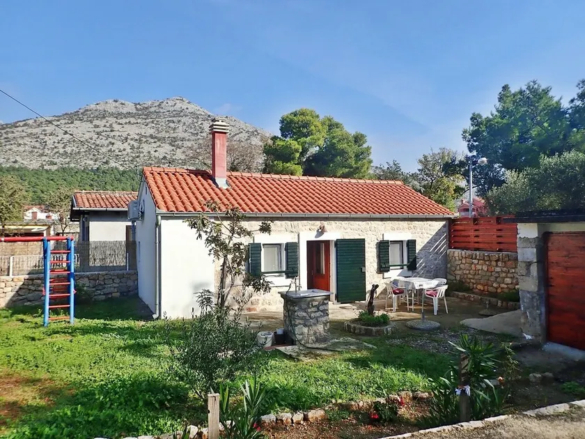 Vacation home with garden near the beach - Image 1