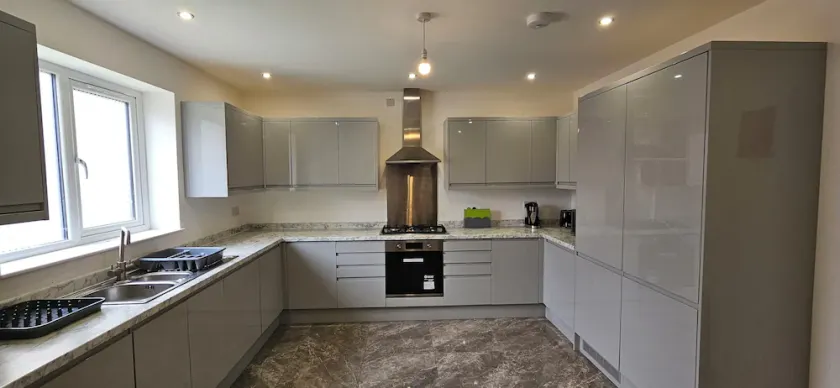 Citrine Suite - Sleeps 8 with Parking - Image 1