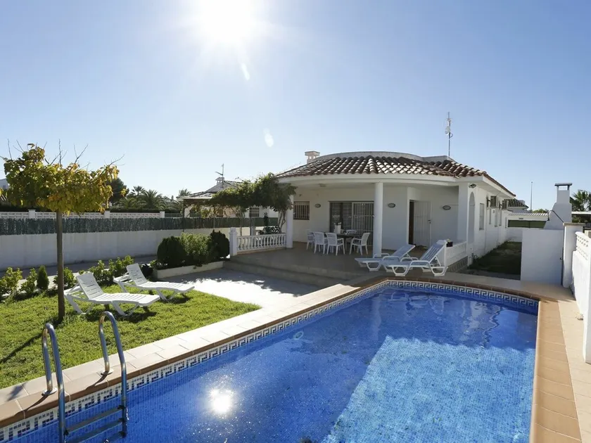 Wonderful private villa for 8 guests with private pool, WIFI, A/C, TV, patio and pets allowed - Image 1