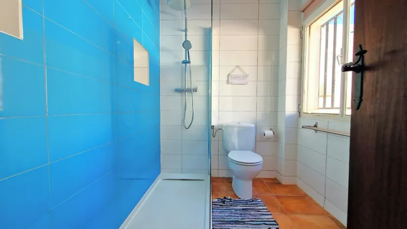Rymlig bondgård idealiskt beläget, mogen trädgård, privat pool och fantastisk utsikt - Image 1
