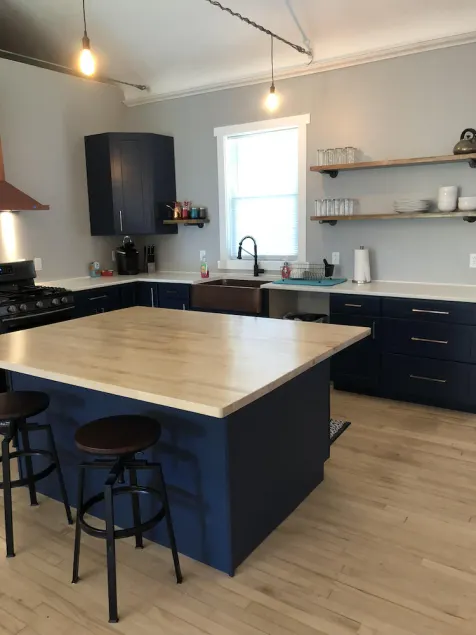 Nyrenoveret hjem med åben planløsning af dine drømme! - Image 1