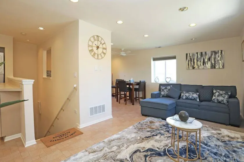 Cozy Chicago Suburban Apartment - Image 1