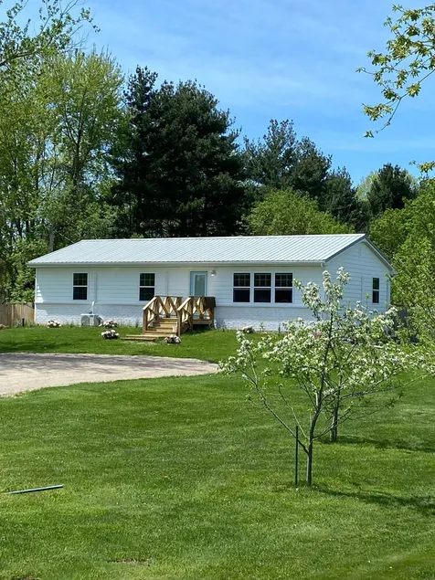 POOL, HOT TUB, PET FRIENDLY FENCED IN YARD RETREAT CLOSE TO LAKE MICHIGAN!!! - Image 1