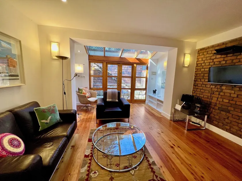 DUBLIN 4 - CHIC TOWNHOUSE - BESIDE HERBERT PARK - MINIMUM STAY 21 DAYS - Image 1
