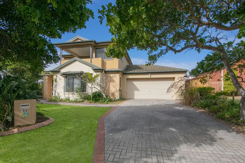 3 minutes walk to pet friendly Pippi Beach and a 10 min walk into town. - Image 1