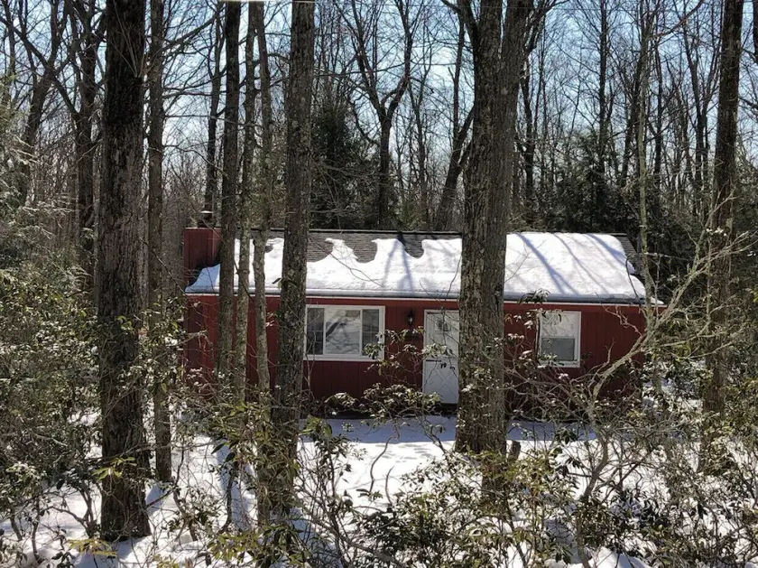 Jim Thorpe minutes away! Cozy Cabin, Peace & Quiet in Private Lake Community! - Image 1