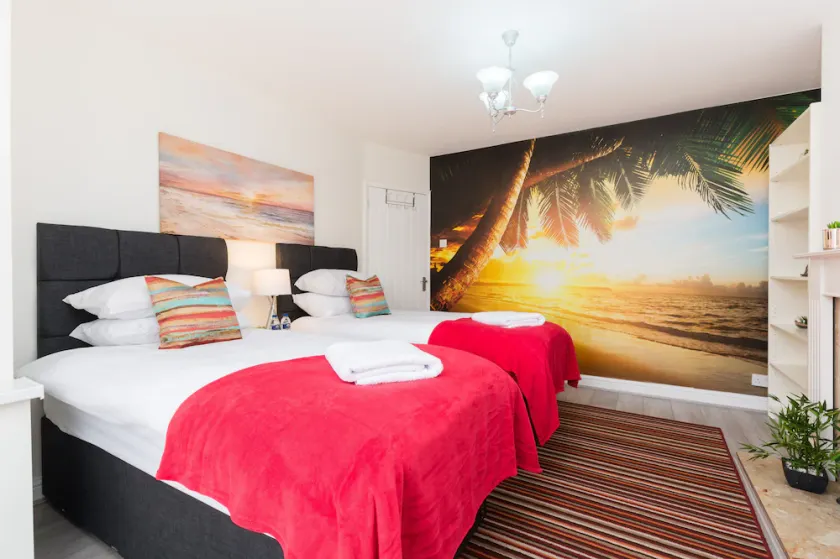 Fab for Contractors or Relocations - A Stylish House & Garden+Parking - Image 1