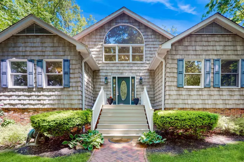 Stunning lakefront retreat w/firepit, game room, & water views - Image 1
