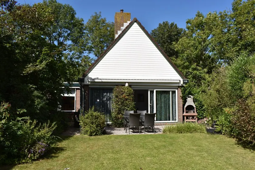 Luxury holiday home, quiet location and near the beach, suitable for seniors - Image 1