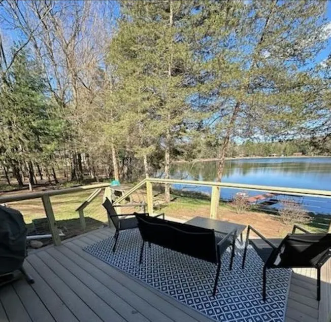 Tranquil 2 Bedroom Getaway on Private Lake - Image 1