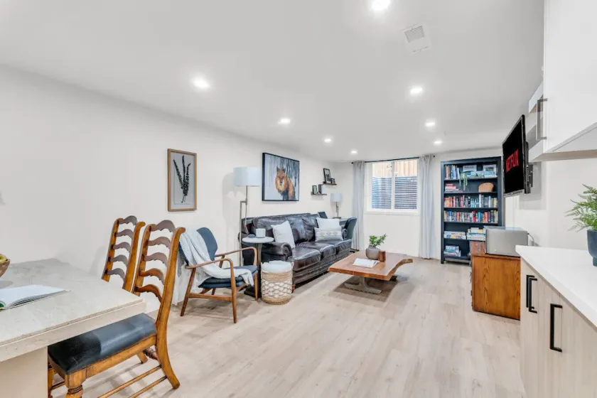 Bright 2-Bedroom Apartment - Image 1