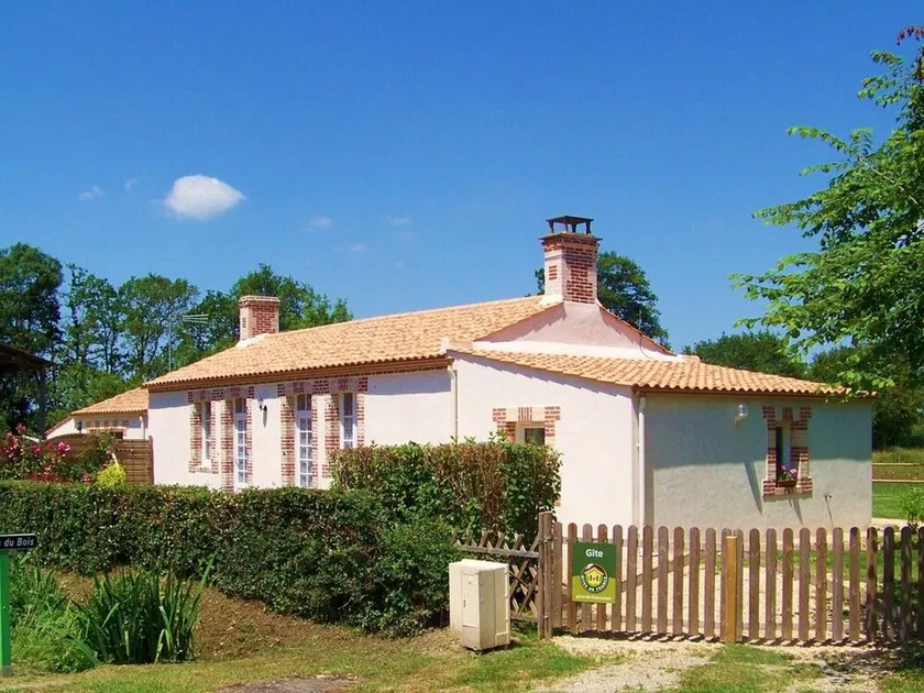 Charming Renovated Cottage with Terrace, Garden & WiFi - 3 Bedrooms, Sleeps 6 - Image 1
