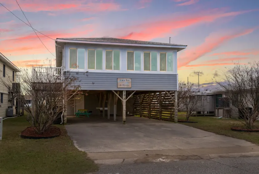 New Listing Walk to Beach Hot Tub & Games - Image 1