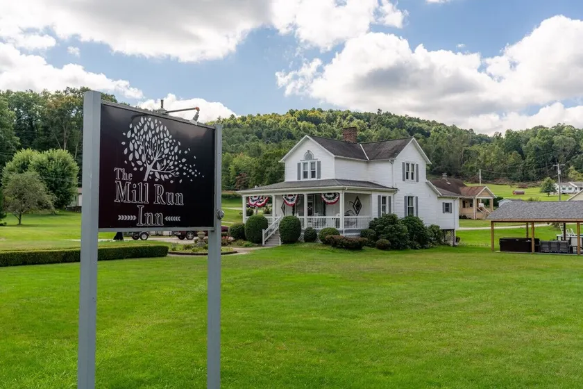 Fall Getaway Mill Run Inn: Sleeps 12 · 5BR 5BA · Hot Tub Fire Pit Grill Pool - Image 1