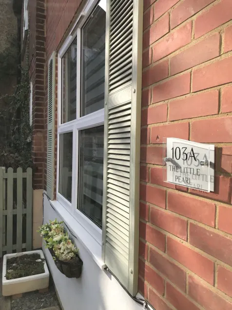 A lovely spacious 2 bedroom house suitable for up to 5 people. Own driveway. - Image 1