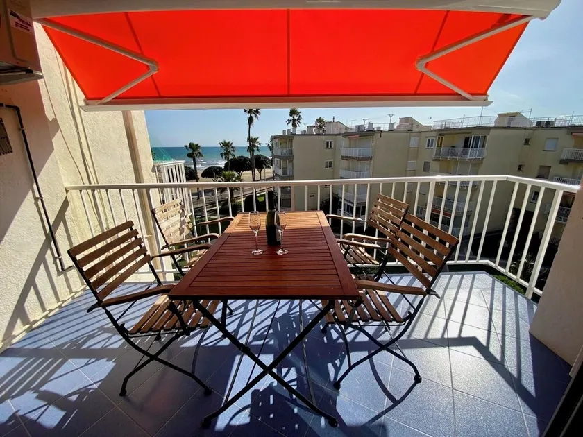 Terrace with ocean views, right on the beach, a 4-minute walk from the harbor and downtown   - Image 1