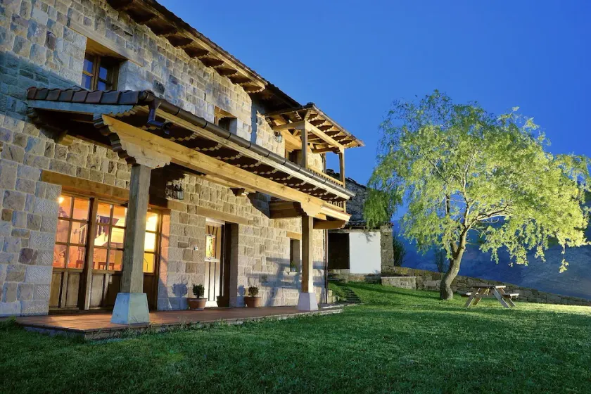 La Casa de Bustantegua - Image 1