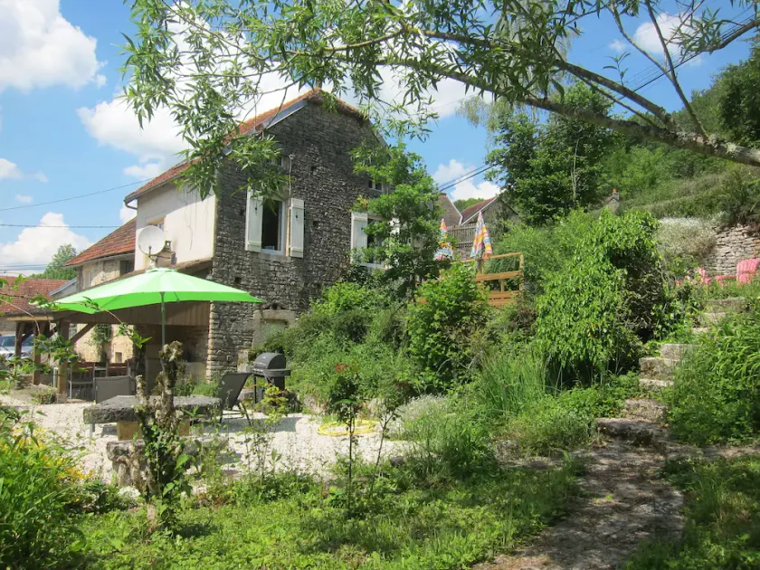 Joli chalet avec des intérieurs élégants, un jardin calme et de belles vues - Image 1