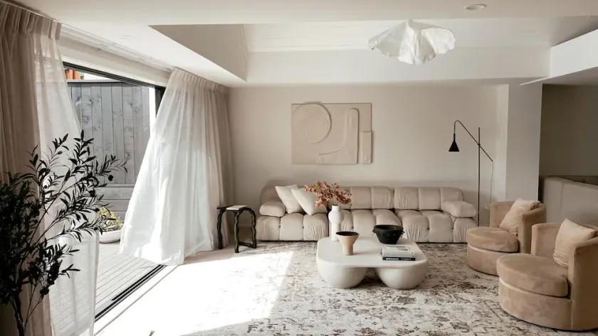 Huge Family Retreat with Pool and Cinema - 4 mins from the beach - Image 1