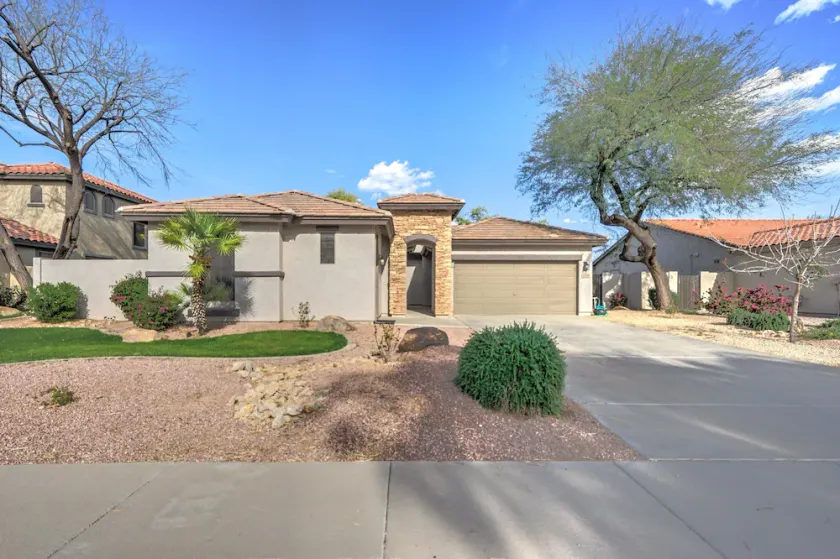 Fantastic Gilbert Location with Lovely HEATED/CHILLED Pool and Spa on Greenbelt! - Image 1