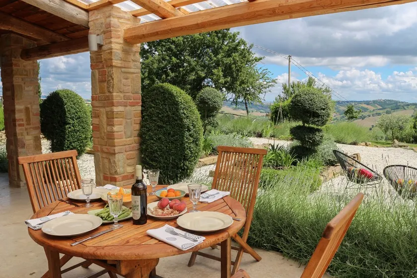 Elegante chalet con piscina, gran jardín privado y vistas impresionantes - Image 1