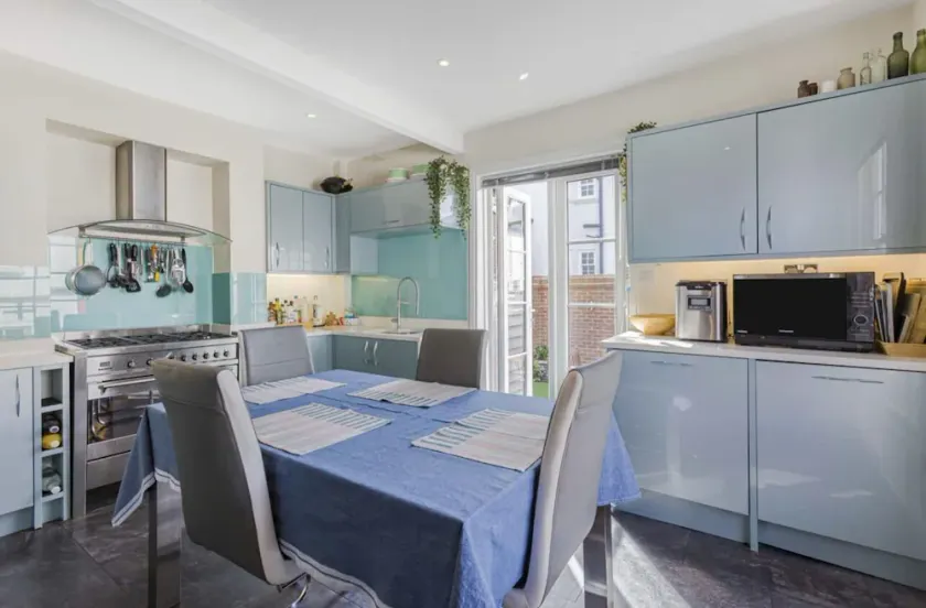 Georgian 4 bed historic house,100m City Centre w/ garden & private parking - Image 1