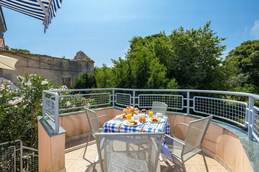 Peaceful Retreat Apartments with Terrace - Image 1